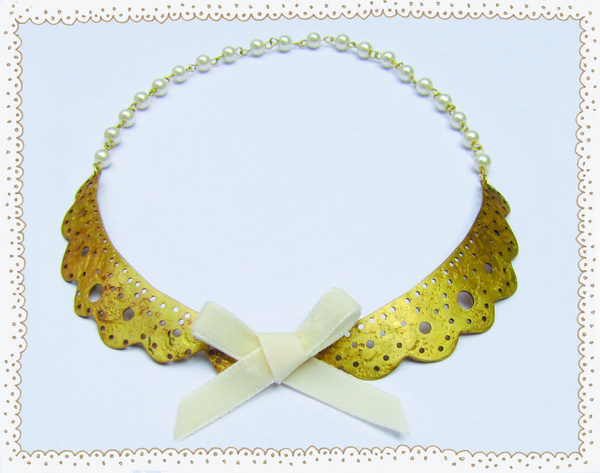 Precious Pendant: Lace Collar