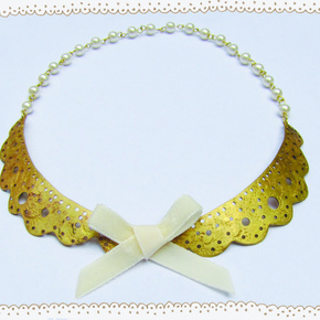 Precious Pendant: Lace Collar